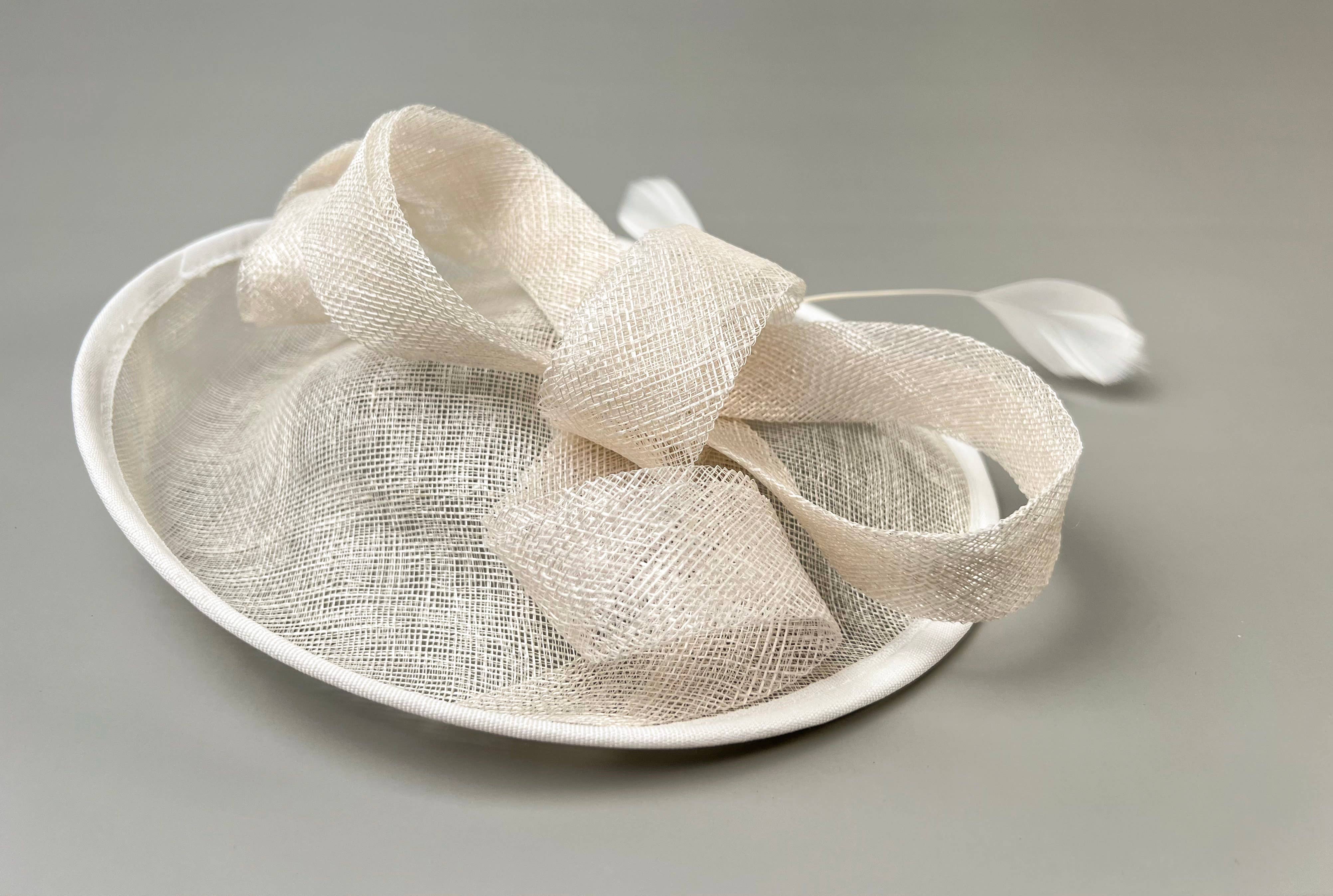 Floris Linens - Wholesale Fascinatorhoedje - Dames - Fascinator Derby Kerkhoed met Lint1