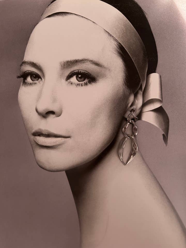 ORECCHINI COLORE FUMO per la vendita all'ingrosso da parte di BABY JOYS