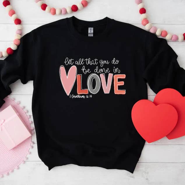 Que tout ce que vous faites soit fait dans l'amour | Saint-Valentin | Faith Based | pour la vente par Southern Comfort Boutique