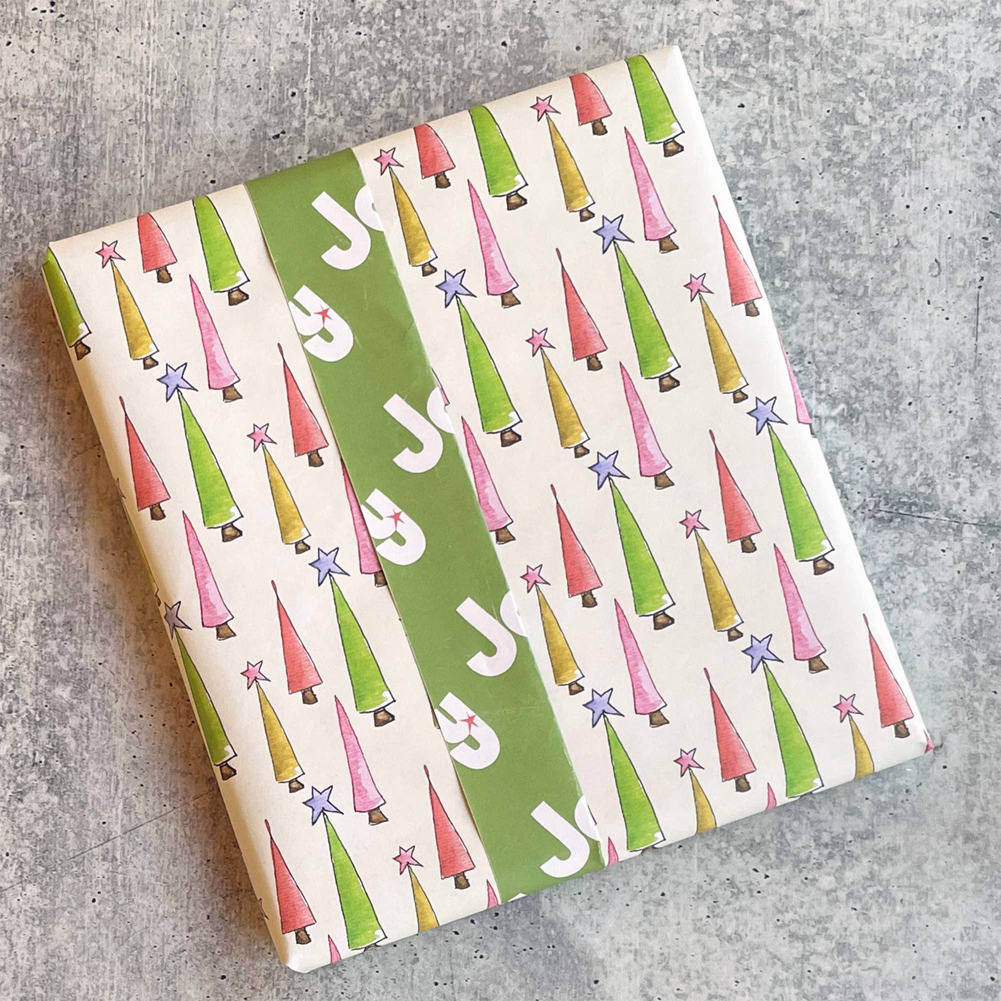 Slow Notes - Vente Feuille de papier cadeau - Papier cadeau recto-verso Arbre de Noël fantaisiste Joie2