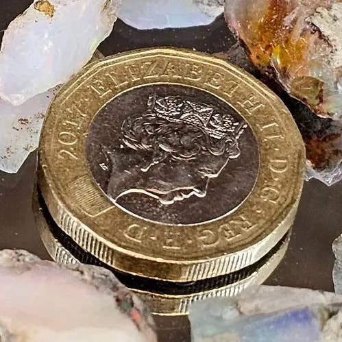 Distinction Crystals – Großhandel Spiritueller Stein/Kristall – Äthiopischer Opal-Kristall in Vergrößerungs-Display0