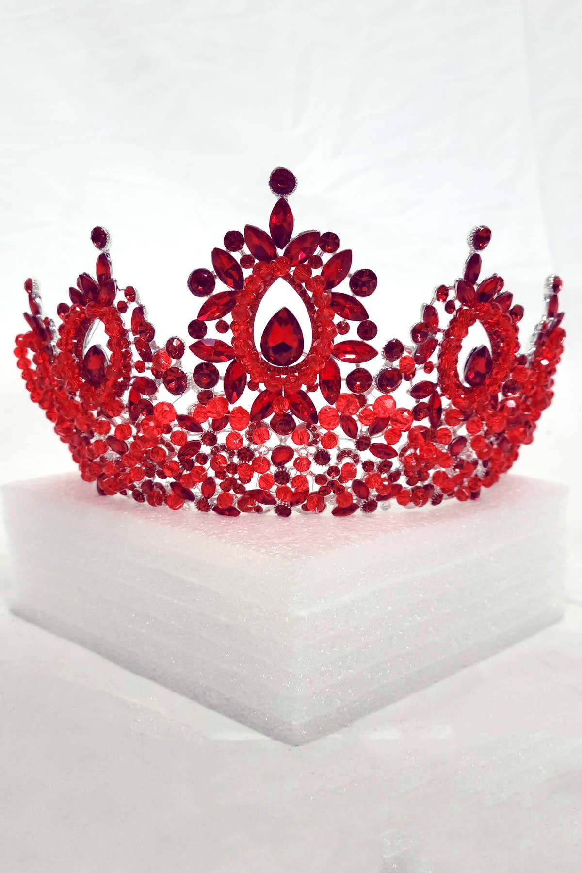 Chicas - Wholesale Tiara - Women's - Metal tiara with crystal balls and jewel rhinestones HT96242