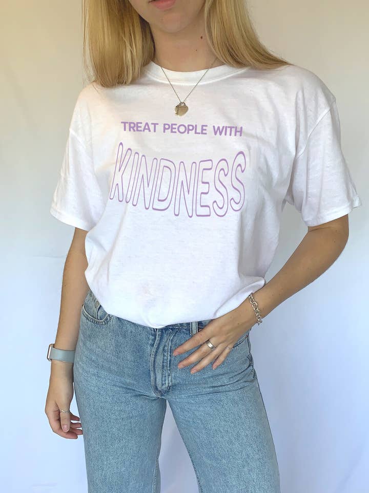 Behandeln Sie Menschen mit Freundlichkeit T Shirt - Weiß für den Großhandel von One Too Many Tees