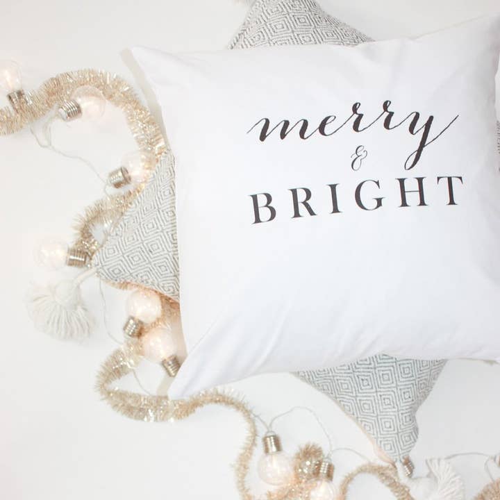 Housse d'oreiller Merry and Bright Encre Noir pour la vente par Design District Co