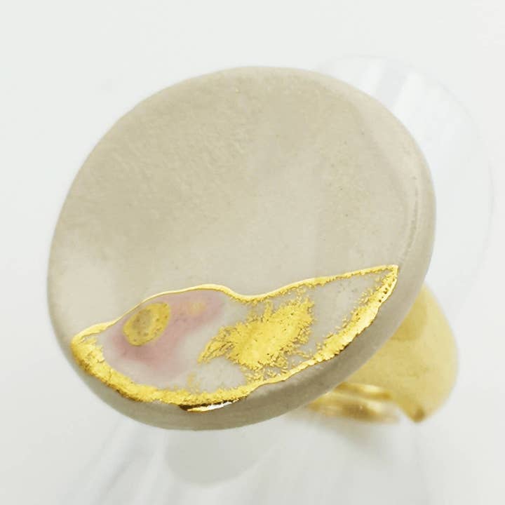 Grande bague blanche et or design for wholesale by Corinne Ceramique