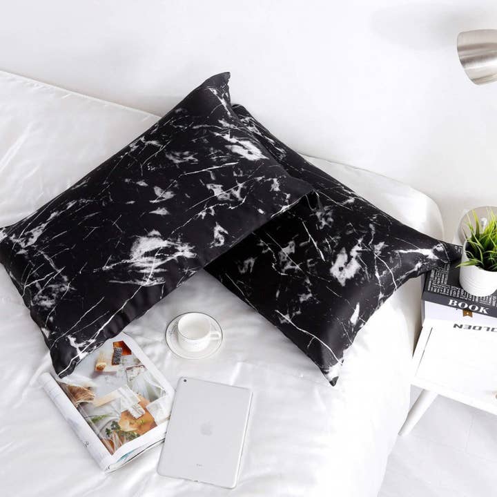 Taie d'oreiller enveloppe 19 momme en soie à imprimé marbre pour la vente par Moonberry Silk