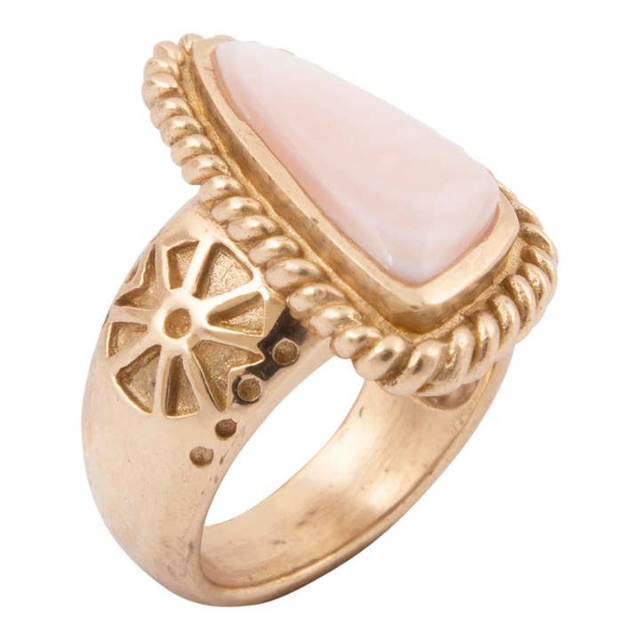 Bague dorée en nacre rose à motif cordé pour la vente par Barse Jewelry