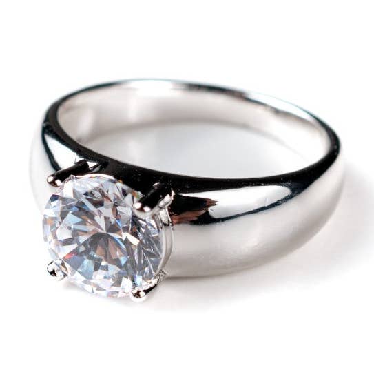 Anillo llamativo Harma Essential con circonitas de talla brillante para venta al por mayor de Harma