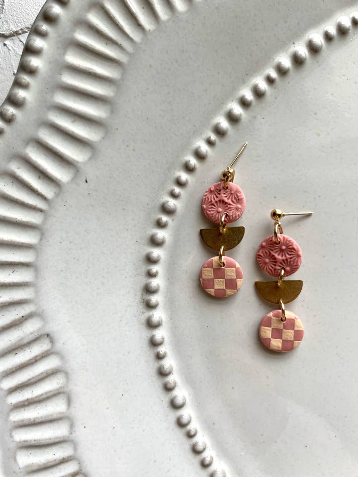 Boucles d'oreilles pendantes florales en argile faites à la main pour le printemps pour la vente par Alysa Nadeau Designs