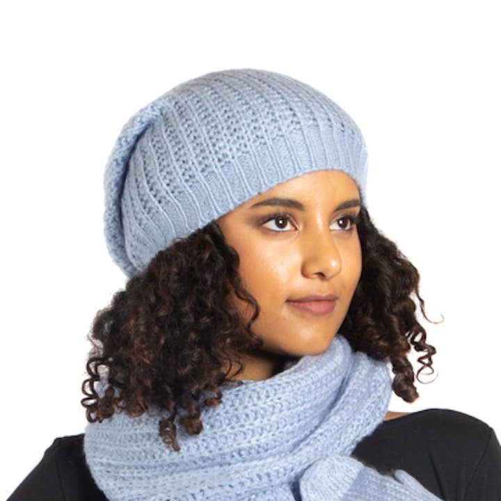 Bonnet en tricot simple avec lien au dos pour la vente par Suzie Blue Canada
