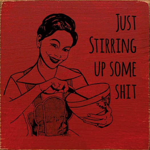 SAWDUST CITY - Wholesale Bord/bordje - Ik ben gewoon wat rotzooi aan het aanwakkeren. (retro roerende vrouw) Houten bord1