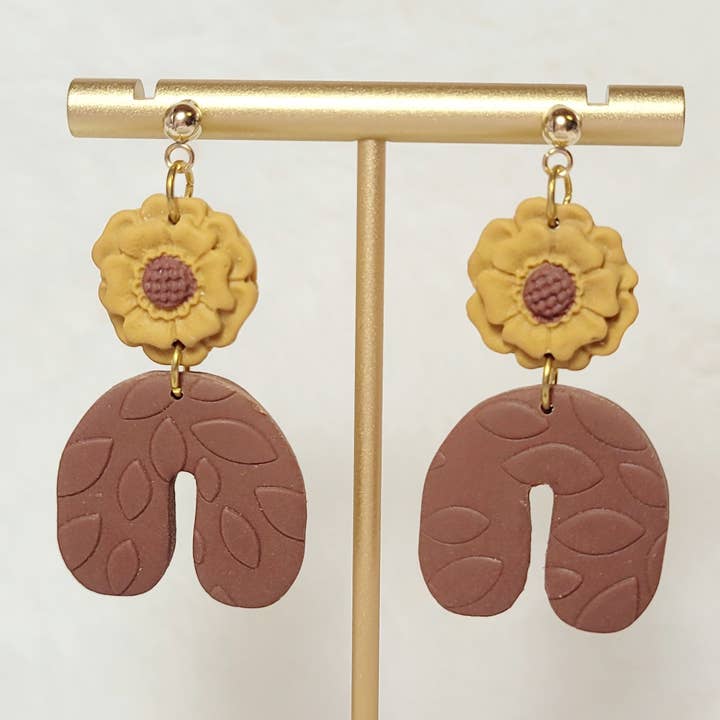 Spiegel Clay - Wholesale Dangle Earrings - Arch with flower dangles
