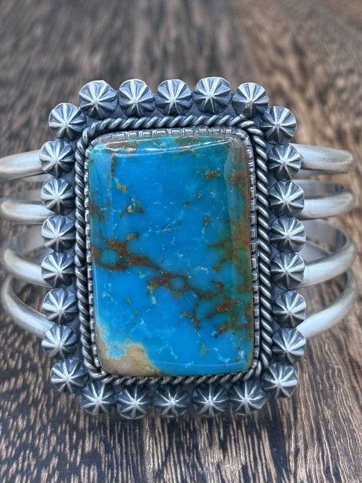 Pulsera de puño de plata esterlina hecha a mano por nativos navajos con turquesa Royston de aspecto antiguo. para venta al por mayor de Native City Jewelry