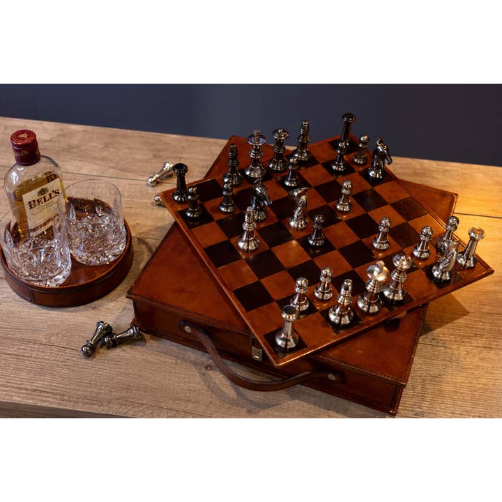 Ensemble d'échecs en cuir cognac dans un étui pour la vente par Roberts and Dore