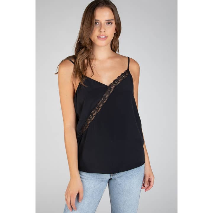 Top de tirantes con escote en V y ribete de encaje para venta al por mayor de Naked Zebra Rack