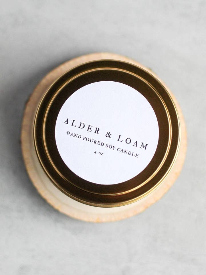 Eng soja stearinlys, håndhældt, naturlig, miljøvenlig, jordisk duft, 4 oz tin for engroshandel hos Alder and Loam