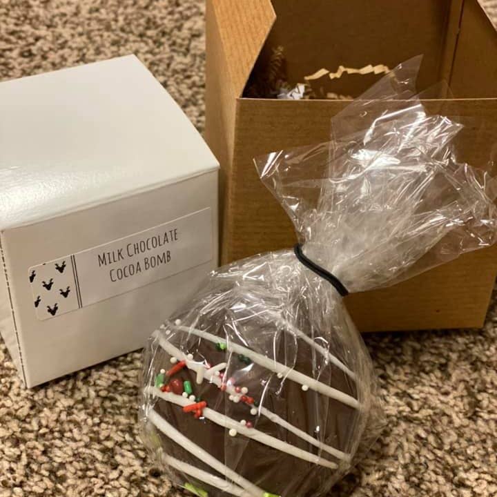 Bombe chocolat au lait et cacao pour la vente par Shiloh Jean