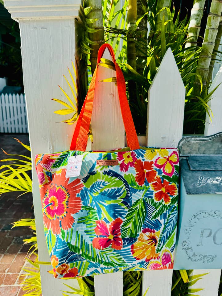 Sac fourre-tout floral Sac fourre-tout résistant à l'eau pour la vente par Ashli Tillett Designs