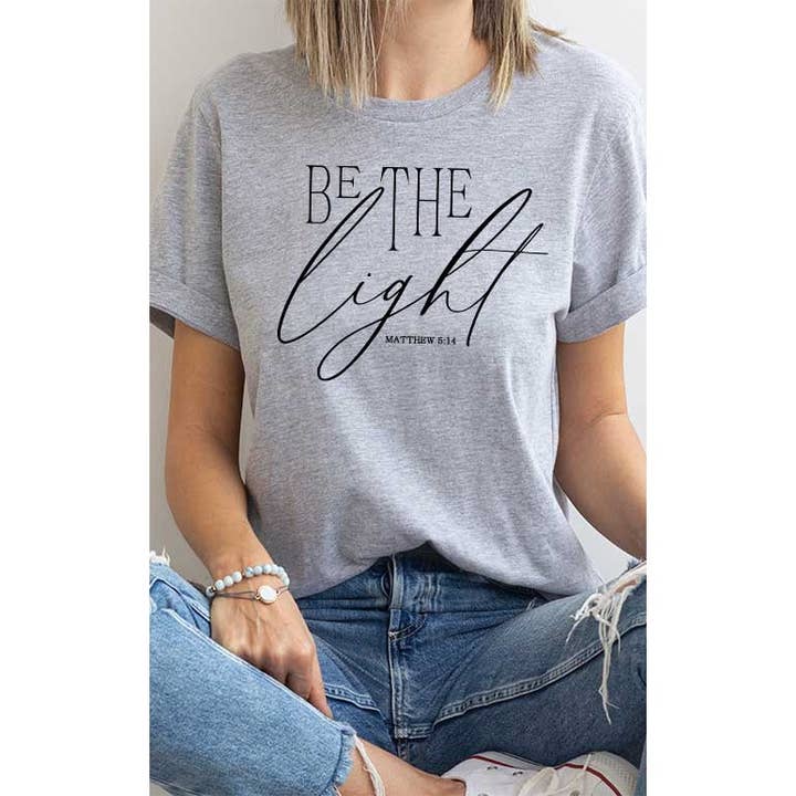 T-shirt graphique édifiant Be the Light Christian Scripture Bible pour la vente par Select Apparel