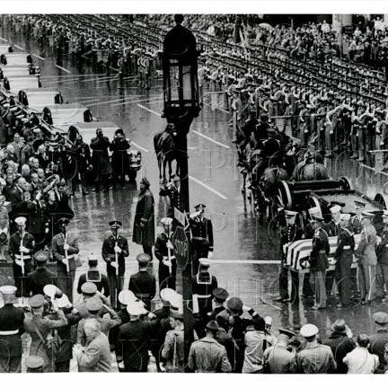 Penn Station y 7th Ave. Ataúd del general Douglas MacArthur Manhattan, Nueva York, 1964 para venta al por mayor de Old NYC Photos