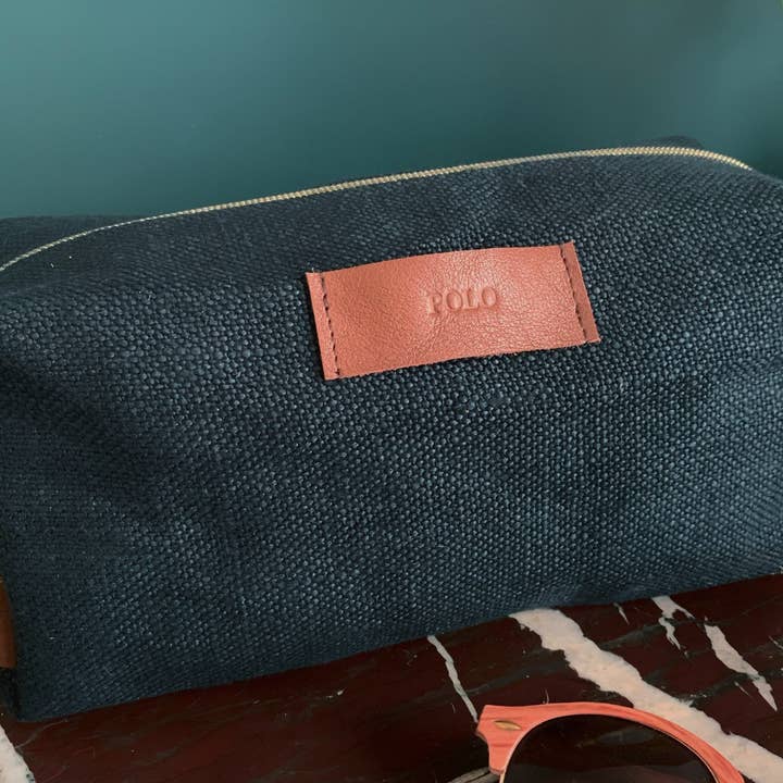 Toilettentasche aus schwarzem Hanf mit Leder aus Fichte und Himbeere für den Großhandel von Fossette