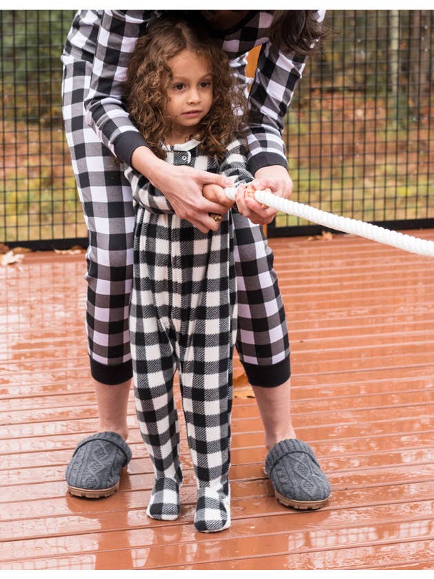 Leveret Pajamas – wholesale Sleepsuit – Baby – Baby Footed Fleece Pajama Black & White Plaid for Christmas1