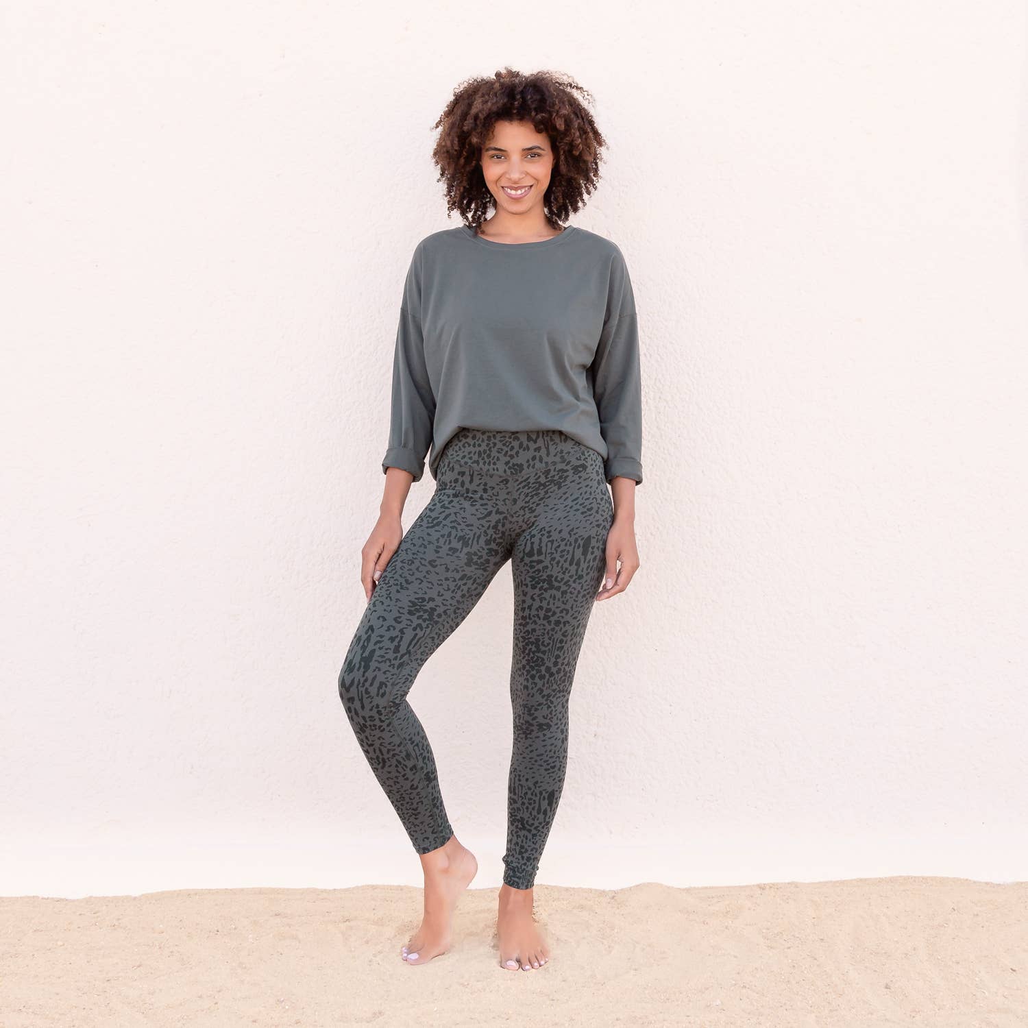 Jaya - Wholesale T-Shirt - Women's - Koncy-Basic Longsleeve, casual wide, shorter, cutting-edge hem1