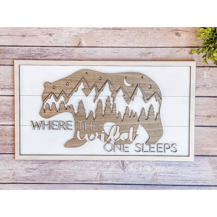 Letrero para guardería «Where The Wild One Sleeps Woodland», decoración con forma de oso para venta al por mayor de Hudson Valley Makers Co.