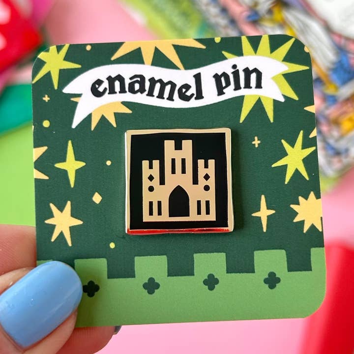 Épingle Émaillée Abbaye Médiévale pour la vente par Stacey McEvoy Caunt