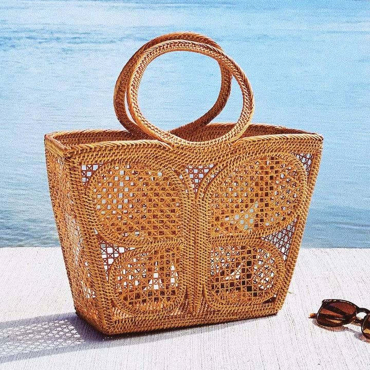 Bolso Bali de ratán/bolso con asa en la parte superior, diseño de mariposa para venta al por mayor de Ganapati & Co.