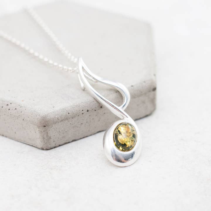 Collana con ciondolo a forma di nota musicale in ambra baltica, regalo per musicisti per la vendita all'ingrosso da parte di Marcin Waryszak
