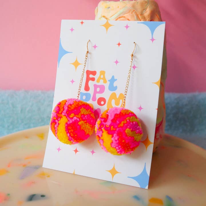 Pom-Pom-Ohrringe mit Weihnachtsbaumkugeln und Ornamenten im Retro-Stil für den Großhandel von Fat Pom Poms