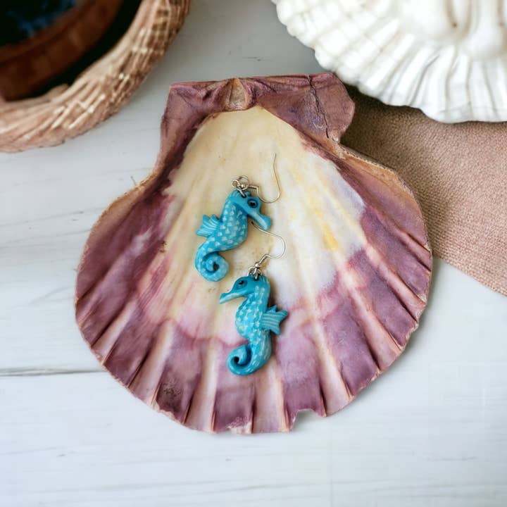 Organic jewelry by Allie - Vendita all'ingrosso Orecchini pendenti - orecchini intagliati a mano con cavallucci marini in tagua, gioielli a sirena2