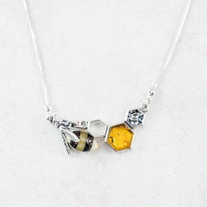 Bernsteinkette mit Bienenwabenmotiv Silberne Honigbienen-Halskette für den Großhandel von Marcin Waryszak