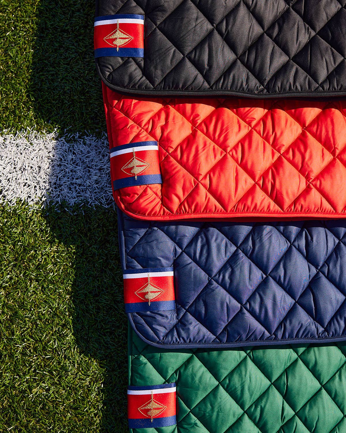 Pretty Rugged - Wholesale Throw Blanket - Waterproof Puffer Blanket with Pockets | Pretty Rugged4