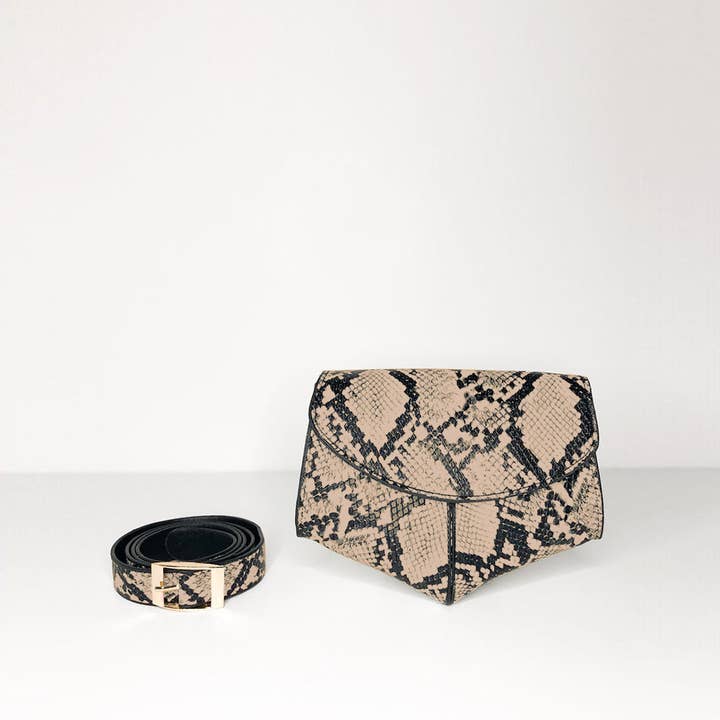 The Lottie Belt Bag en noir et effet serpent sable pour la vente par Worth A Million