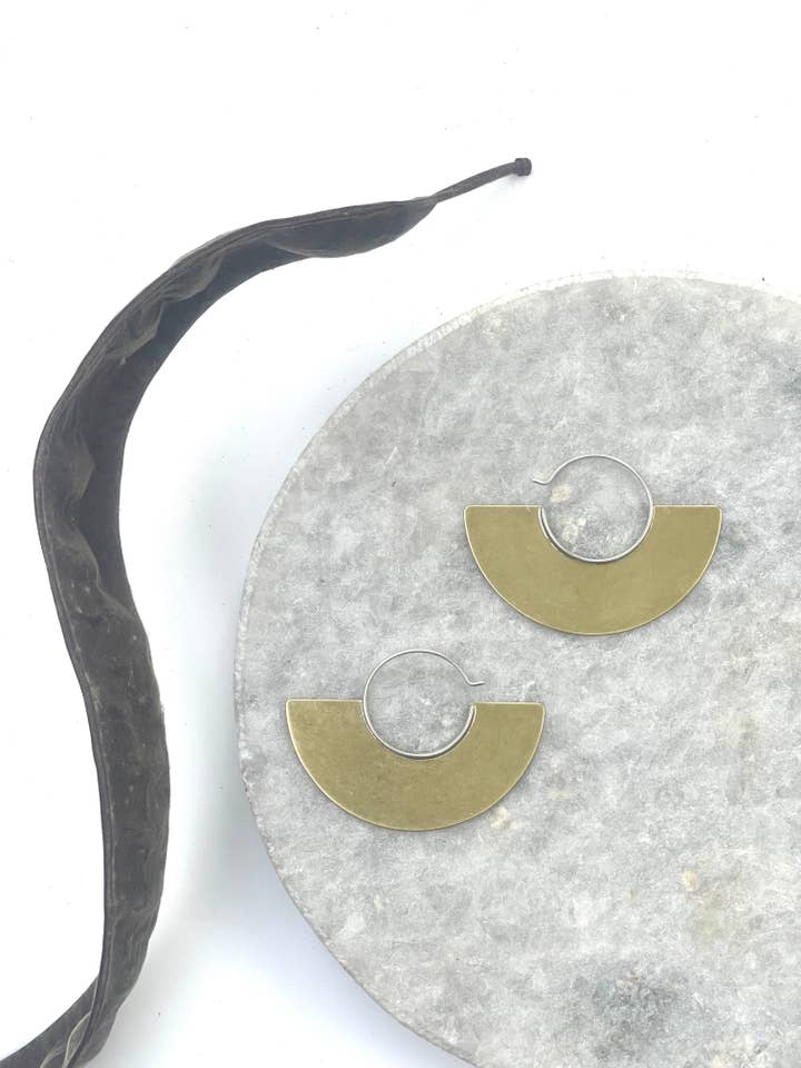 Créoles à disque en laiton semi-cercle avec cerceau argenté pour la vente par Modern Madini