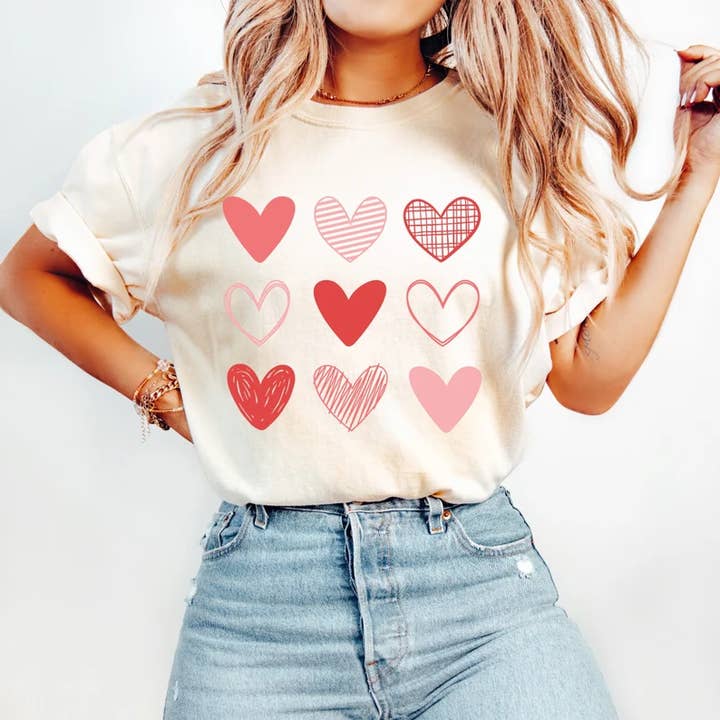 T-shirt Doodle Heart, chemise de couple, chemise en forme de cœur dessinée à la main pour la vente par KM Clothing