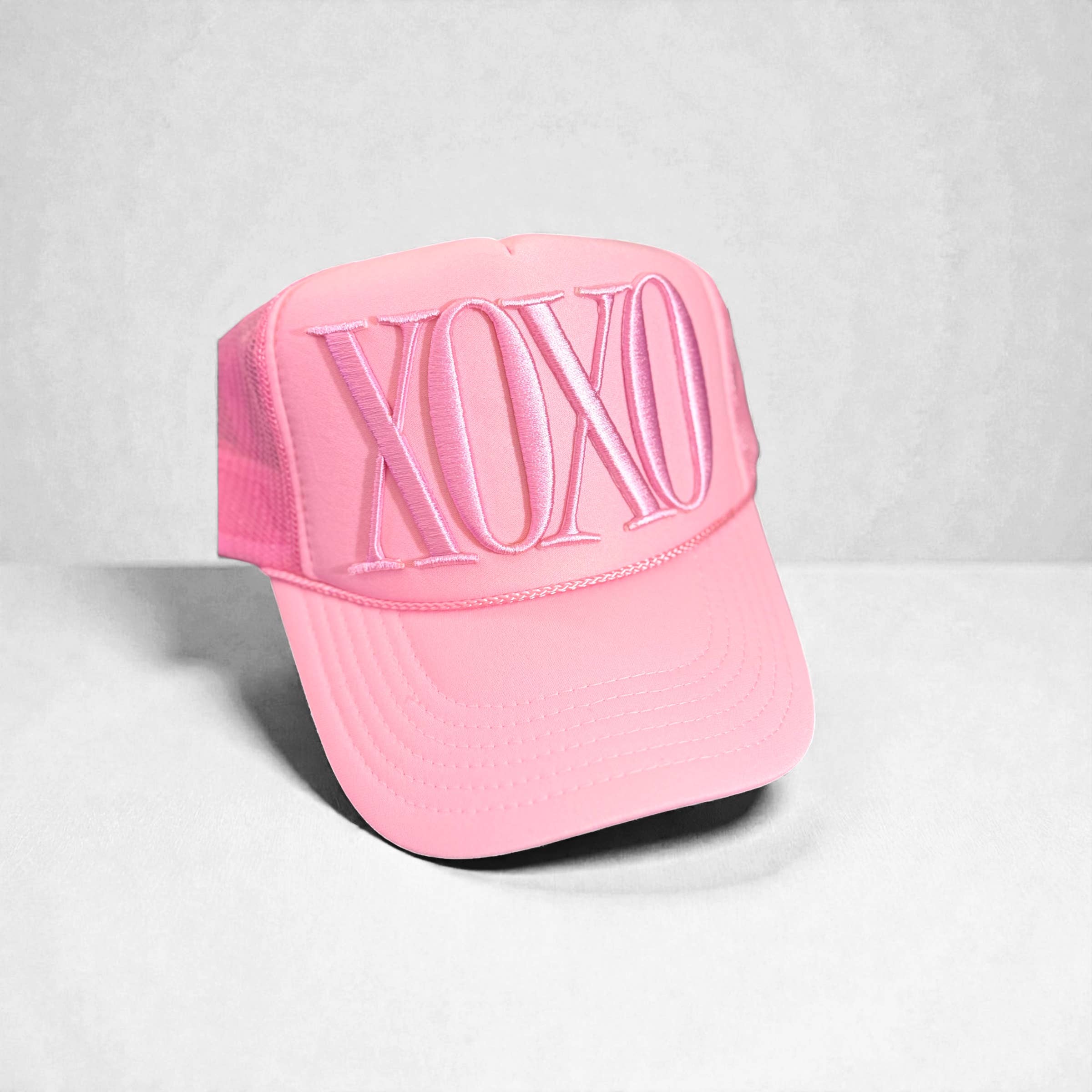 Shop Althea Designs - Vente Casquette de camionneur – femme - Casquette de camionneur rose XOXO – Casquette de Saint-Valentin brodée en satin bouffant1