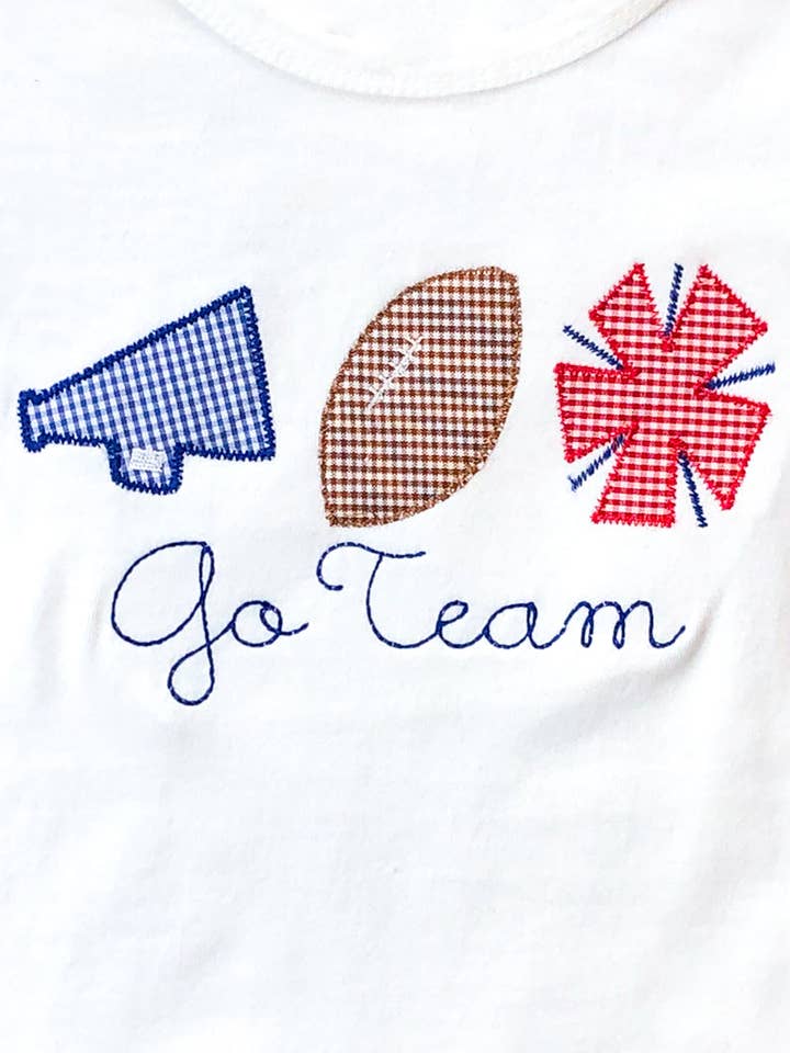 T-shirt à manches longues avec appliqué trio de pom-pom girls - ÉCHANTILLON pour la vente par Grace and James Kids