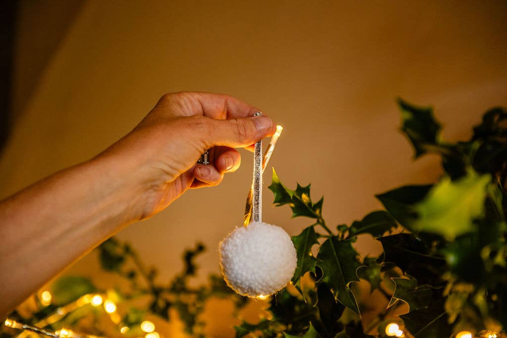 PomPom Galore - Vente Décoration de Noël - Lot de 6 pompons blancs pour boules de Noël1