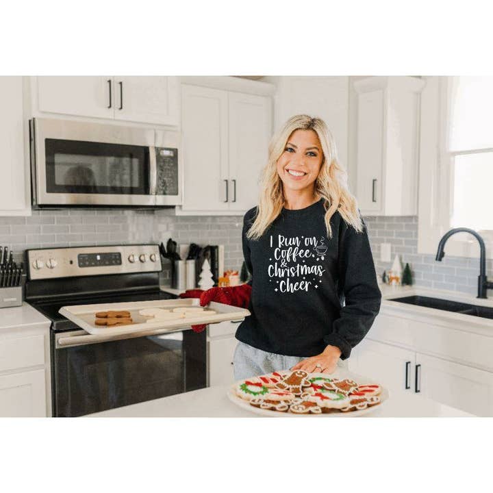 Col rond I Run On Coffee & Christmas Cheer pour la vente par Girl Gang Boutique