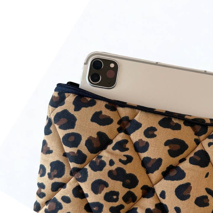 Giacca trapuntata per iPad/Kindle con stampa leopardata per la vendita all'ingrosso da parte di Girl Haus