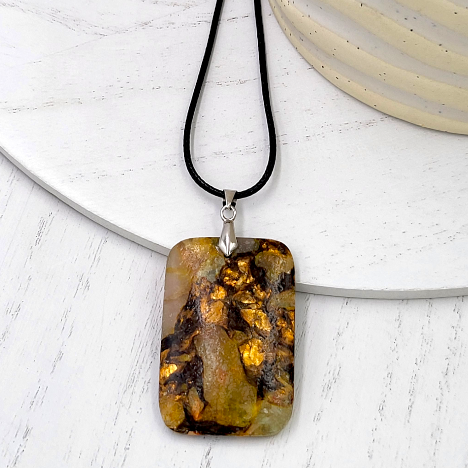 BESHEEK JEWELRY - Vente Colliers à pendentif - Pendentif rectangulaire en jaspe et bronzite à sédiments marins légers1