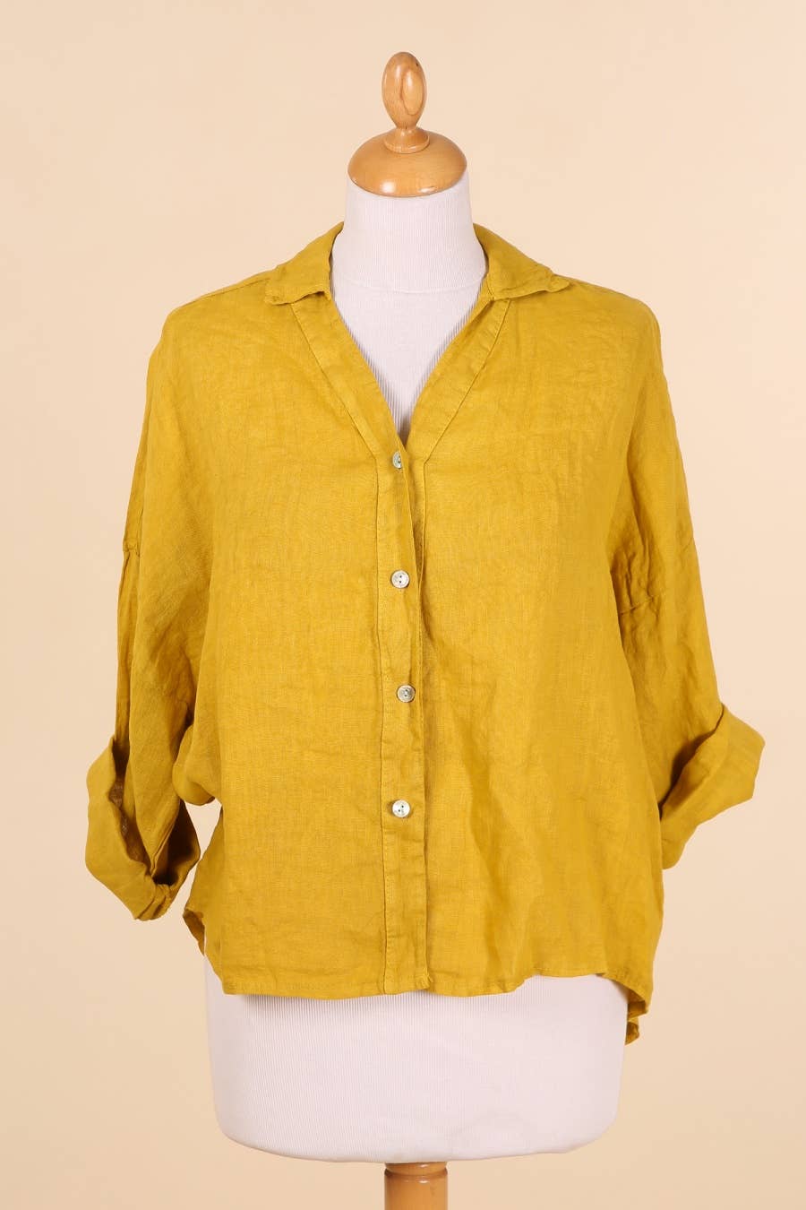 la maison des fibres naturelles – Engroshandel Skjorte med buttondown – til kvinder – Hørskjorte med sidelommer og bagplissering24