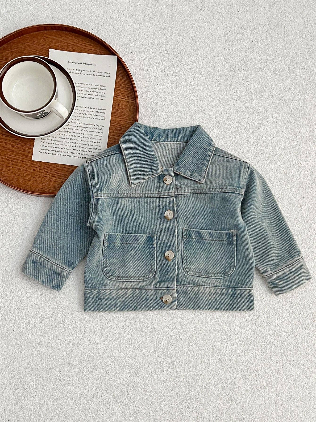 MyKids-USA® - Vente Veste en jean – enfant - Veste en jean bébé et enfant avec col revers et boutons sur le devant style délavé4
