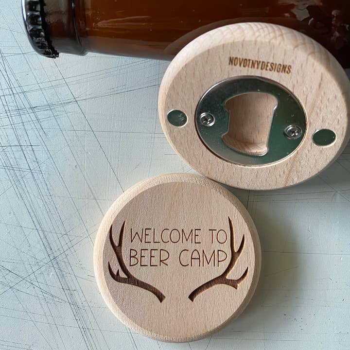 Novotny Designs – wholesale Flask-/vinöppnare – Välkommen till Beer Camp - magnetiskt trä flasköppnare1