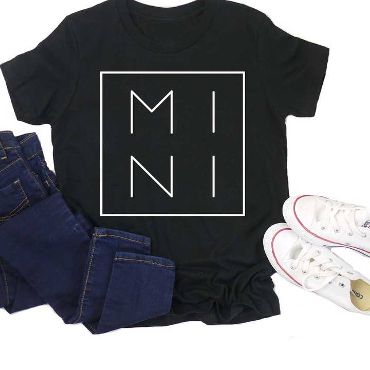 Mini og Mama Kids Grafisk Tee for engroshandel hos Kids By Kissed Apparel