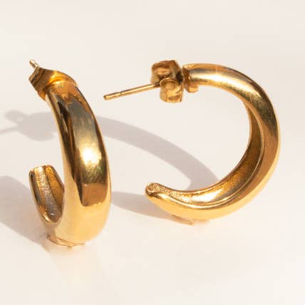 Les boucles d'oreilles Amilah pour la vente par ADAE Jewelry