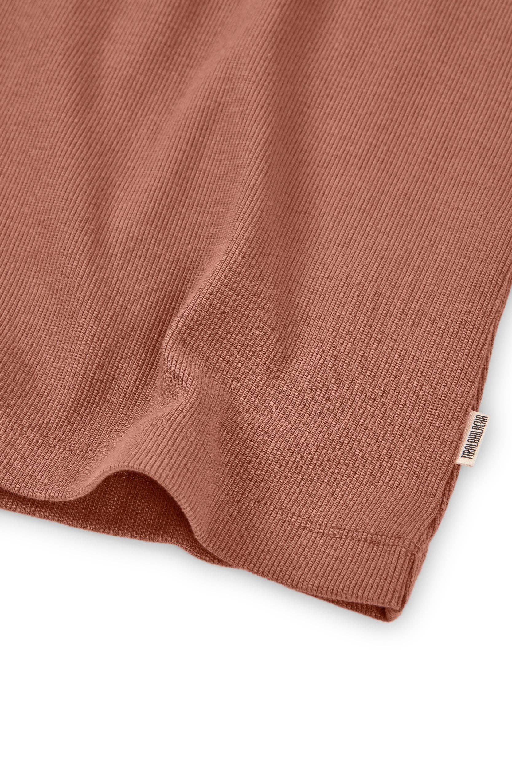 Pink Top orgánico de cuello alto acanalado en rosa for wholesale on Faire8